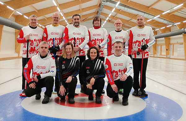Drużyna ŁKS Curling Team w nowych koszulkach z logo Zegarki z Polski